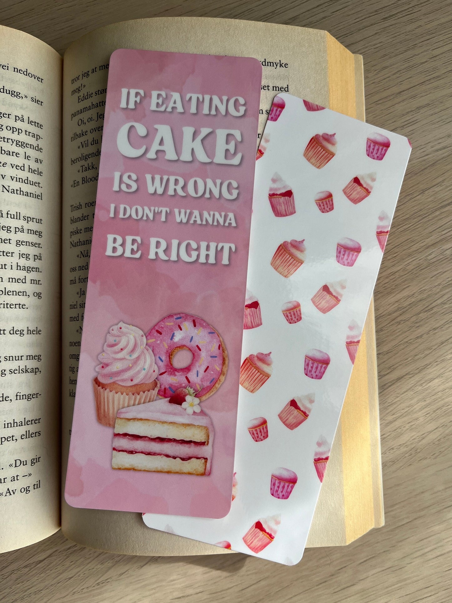 Gilmore Girls bokmerke med akvarell-illustrasjoner og sitatet "If Eating Cake Is Wrong I Don't Wanna Be Right" av Lorelai Gilmore