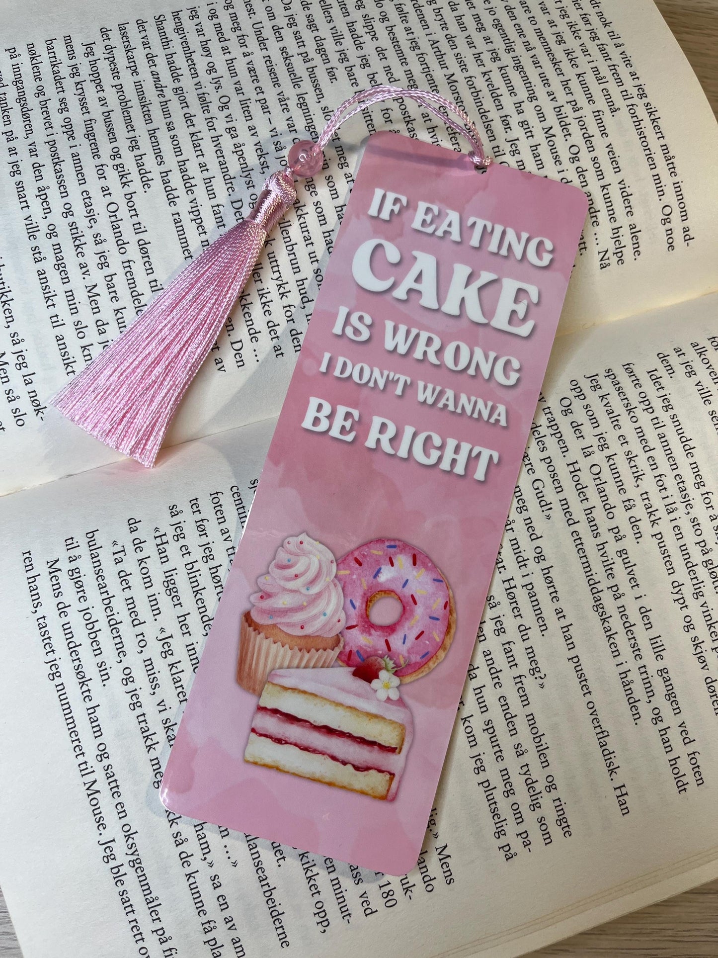 Gilmore Girls bokmerke med akvarell-illustrasjoner og sitatet "If Eating Cake Is Wrong I Don't Wanna Be Right" av Lorelai Gilmore